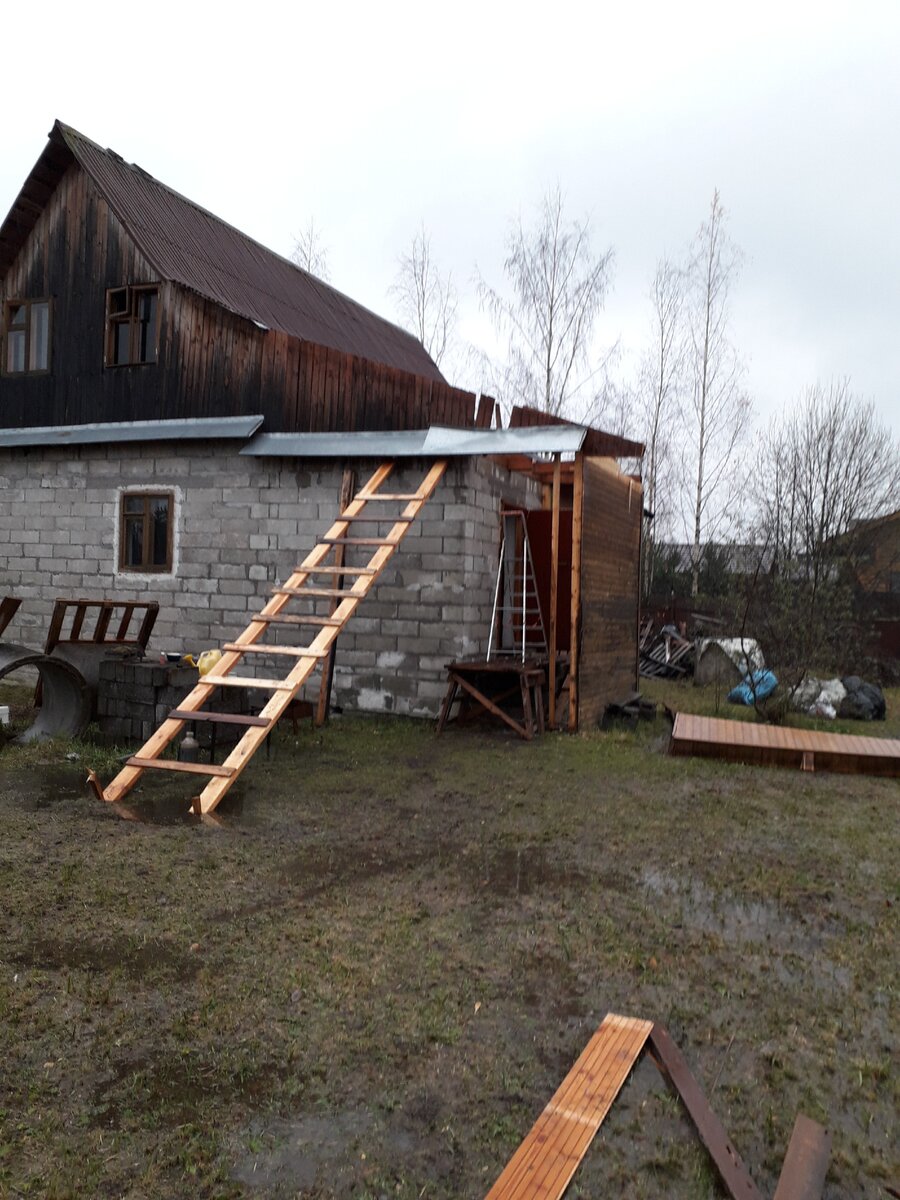 Разобранная пристройка. Стропила и мауэрлат опираются на стену пристройки. 