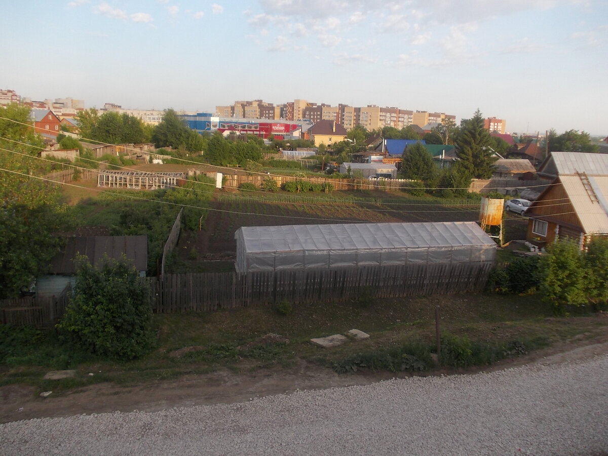 Вид с крыши дома в деревне вниз