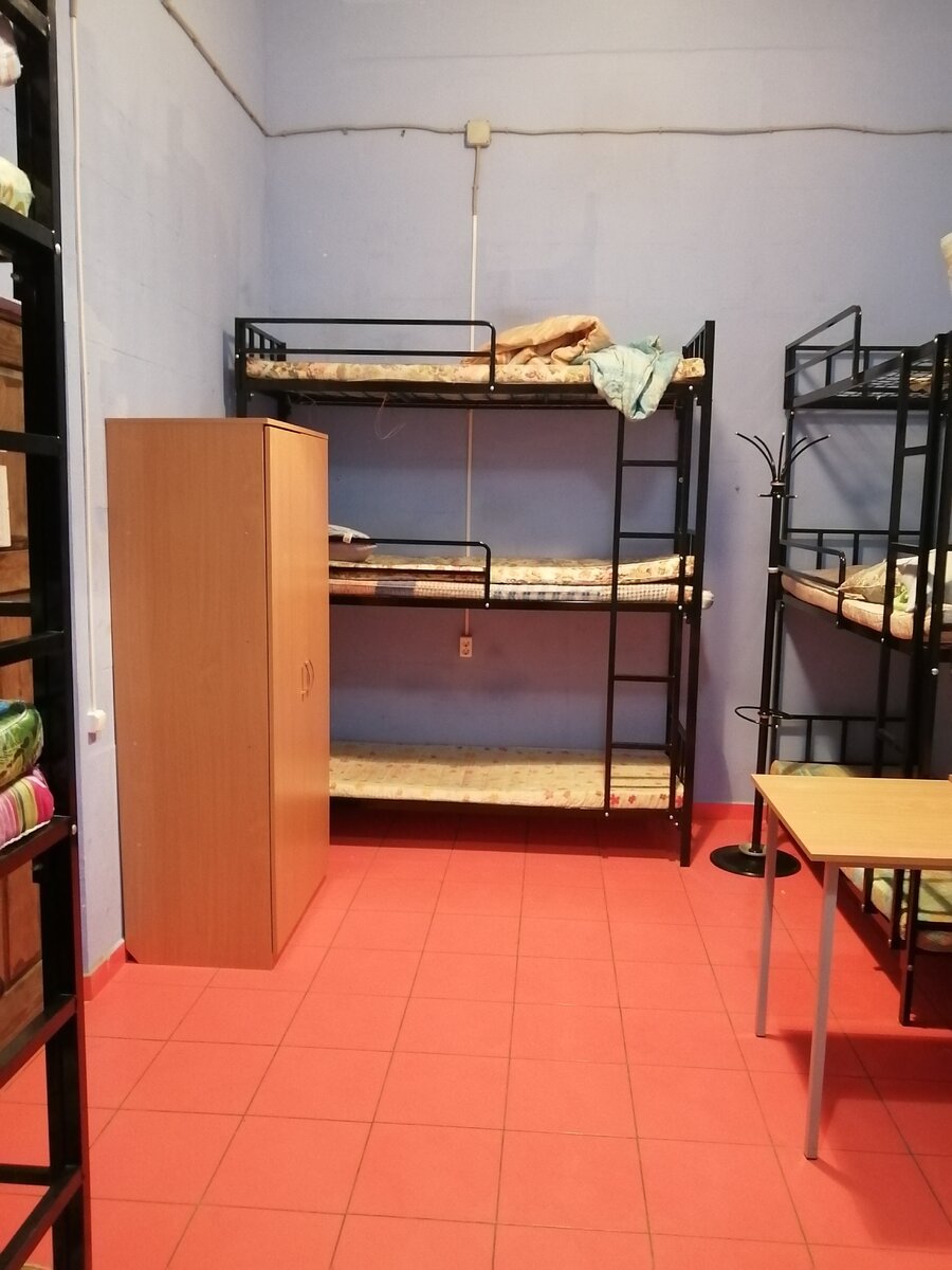 Одиноко стоящий шкаф.