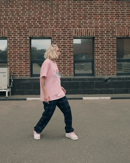 Настя Ивлеева (gif файл автора, источник - instagram.com/p/CD8qQvAAnLZ/)