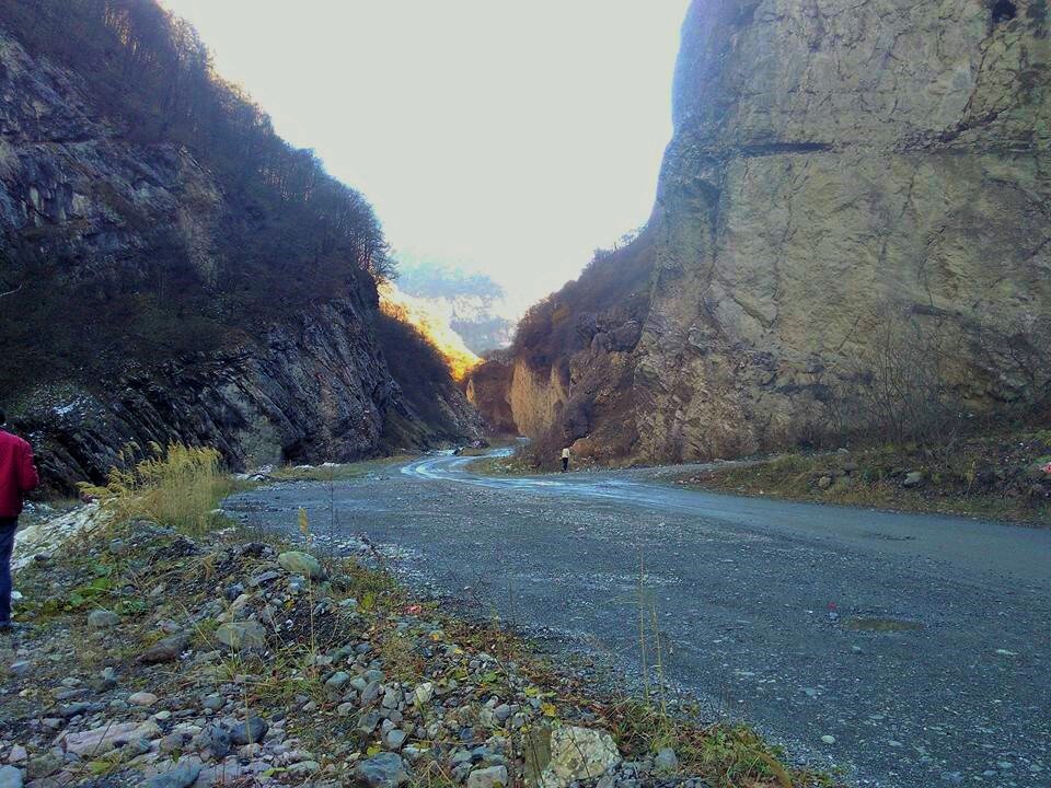 Куда делся гор. Куда делся гор. Уходит в гору книга. Выставка «где только горы, я и небо» открылась в петербурге. Гора асыр шерегеш.