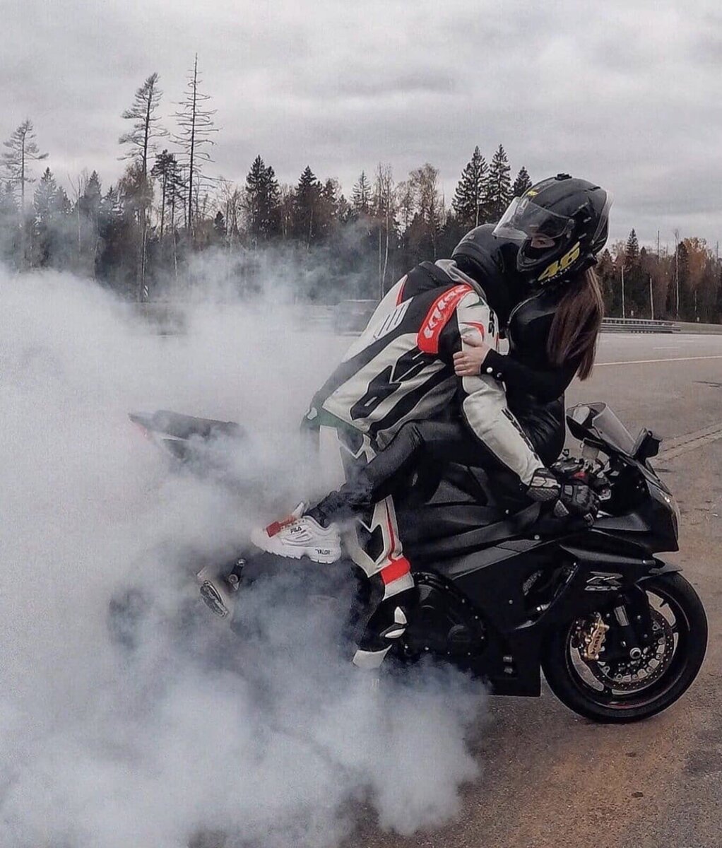 Была у нас с небольшой группой товарищей такая инициатива, организовать мотогонку в виде классического эндуро, с фишкой в виде проезда через заброшенное здание. Гонку организовать мы не смогли, хотя разрешения все уже были получены. Эту статью пишу только для того, чтобы поделиться опытом получения разрешений на проведение мотогонки. Маршрут наш конкретный раскрывать не буду, поскольку есть у меня надежда когда-нибудь все же сделать эту гонку, учтя совершенные в этот раз ошибки. В остальном, если статья покажется кому-то полезной, буду рад!

Кому это надо и зачем.

Для организации какой-то локальной гонки, вроде мотокросса, кантрикросса или эндуро-кросса, я так понимаю, что согласие местных властей не требуется, поскольку гонки проводятся на куске земли, который, в разных ситуациях, представляет из себя трассу для мотогонок из-за того, что никому не принадлежит, либо принадлежит какому-нибудь богатому любителю мотокросса, либо имеет спорный статус. Знаю все три варианта, но называть конкретные трассы не буду, чтобы не привлекать лишнее внимание к хорошим людям, которые эти трассы содержат. Когда на трассе регулярно кто-то гоняет, местные жители привыкают к этому и никому не приходит в голову вызывать ментов или иным образом вставлять палки в колеса.

С эндуро все сложнее. Эндуро-гонки проводятся на открытой территории, трассы могут проходить по землям, находящимся в частной собственности или по сельхозугодиям, к примеру. Огородить всю трассу не представляется возможным, поскольку обычно длина маршрута составляет около 50-ти километров разной степени оффроуда. Для проведения таких мотогонок уже требуется разрешение местной администрации, поскольку случаи приезда сотрудников правопорядка на гонку, по вызовам бдительных граждан, я сам лично наблюдал (на «Раменских«, к примеру). Не исключены и случаи выхода бдительных местных жителей с вилами прямо на трассу (как на «Ладоге«, к примеру), с целью получения ответов на вопросы: «Кто вы?», «Че зесь делаете?», «Кто разрешил?»

И далее есть два варианта. Либо организатор знаком с Главой местной администрации, звонит ему и говорит: «Слыш, Коль, мы тут с пацанами погонять собрались» — и получает разрешение. Либо у организатора нет ничего, кроме энтузиазма и нескольких крепких друзей для расчистки трассы. И в этом запущенном случае можно продолжать читать эту статью.

Еще есть один быстрый вариант — заручиться поддержкой МФР. Но для этого надо выполнить целую кучу правил, которые для обычного любительского уровня соревнований совершенно не нужны, и даже мешают, а также пробить внесение организуемой мотогонки в календарь МФР в качестве, если мне память не изменяет, «традиционного» соревнования. Но, если у вас есть поддержка МФР, вы точно не будете читать эту статью. А если ее нет — то забейте, я с МФР связывался, и это явно какая-то лишняя волокита.