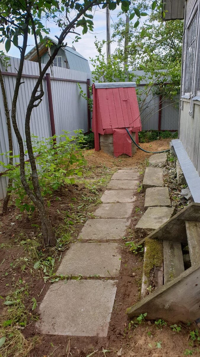 Более-менее дорожка - к колодцу (и то после реставрации)