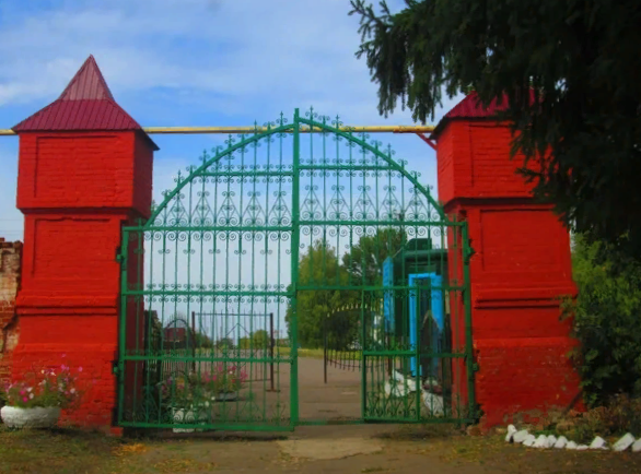 Главные ворота в старинную усадьбу Нарышкиных - ныне санаторий "Пады" .