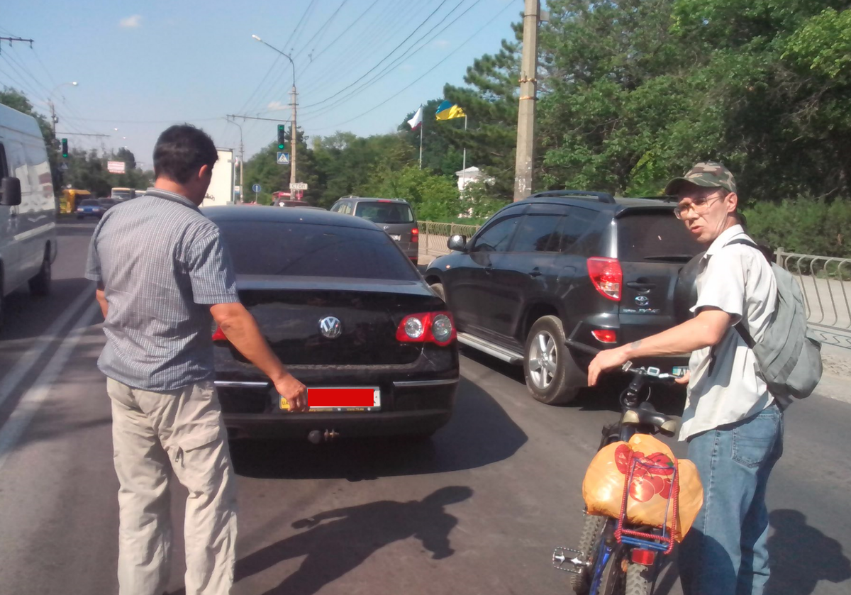 Батя разбирается с велосипедистом