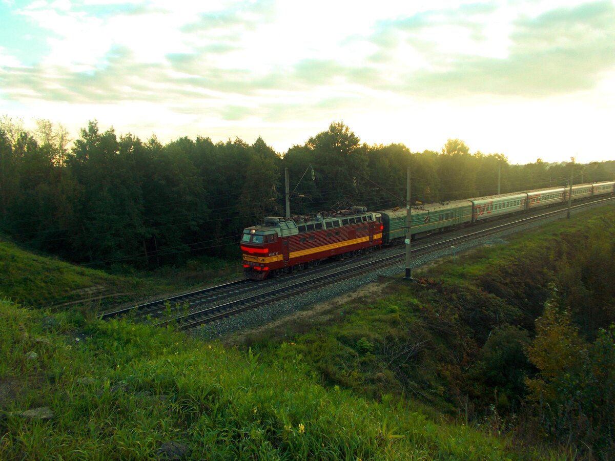 Электровоз ЧС4Т со скорым поездом 118 Москва - Новокузнецк