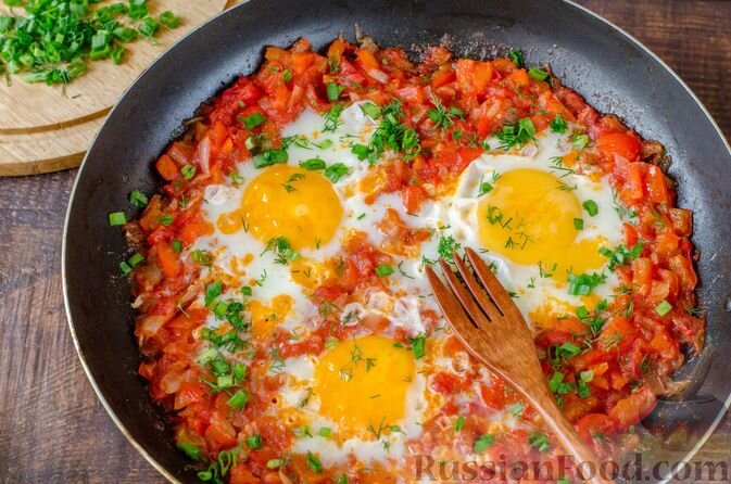 яйца, перец болгарский, помидоры, лук репчатый, чеснок, масло растительное, соль, перец чёрный молотый, зелень