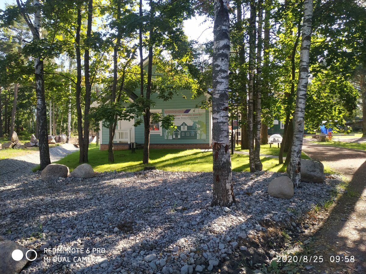 перед гончарной мастерской и музеем