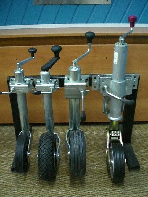 Хорошая опора с подкатным колесом обеспечивает высокий уровень эксплуатационного комфорта водителю. Опорные колеса можно сделать своими руками. Для этого понадобятся специальные колеса без штока, какие-то металлические трубки и ряд вспомогательных деталей. Так же колеса можно просто купить в магазине. Лучше всего именно в магазине, т.к. цена такого удобства небольшая, а покупка подержанного устройства - это всегда риск.