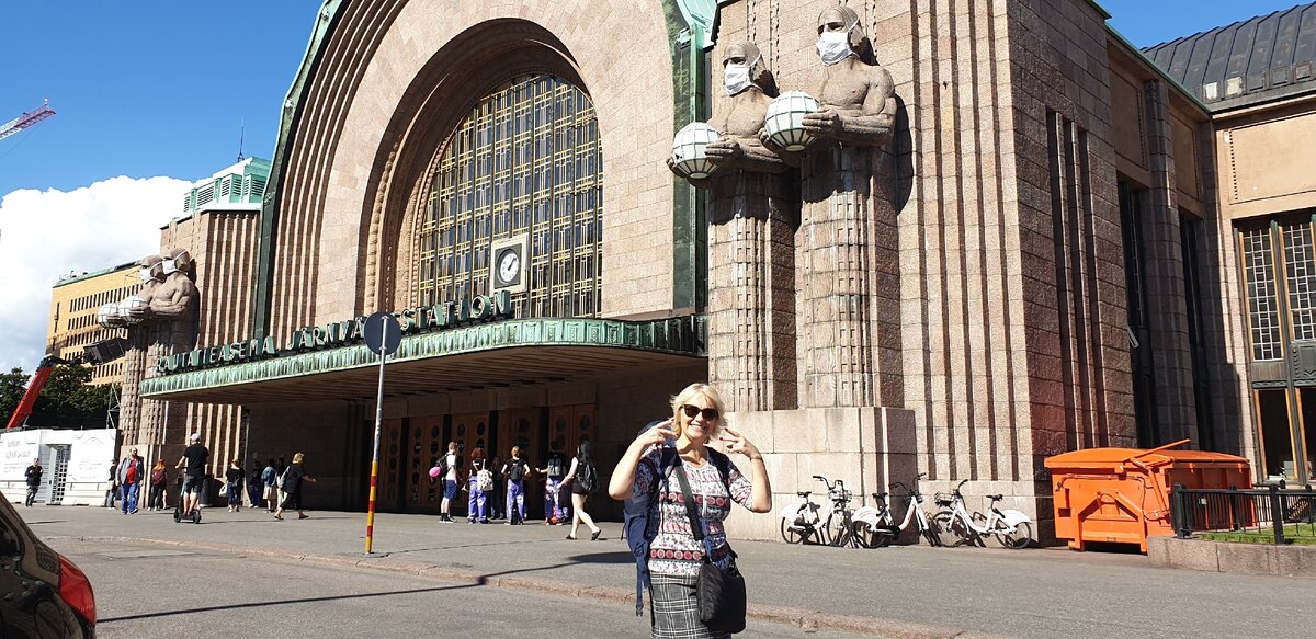 Творения скульптора Эмиля Викстрёма:  четыре гиганта, держащие шары-светильники, охраняют главный вход ж/д вокзала в Хельсинки, теперь они в масках.