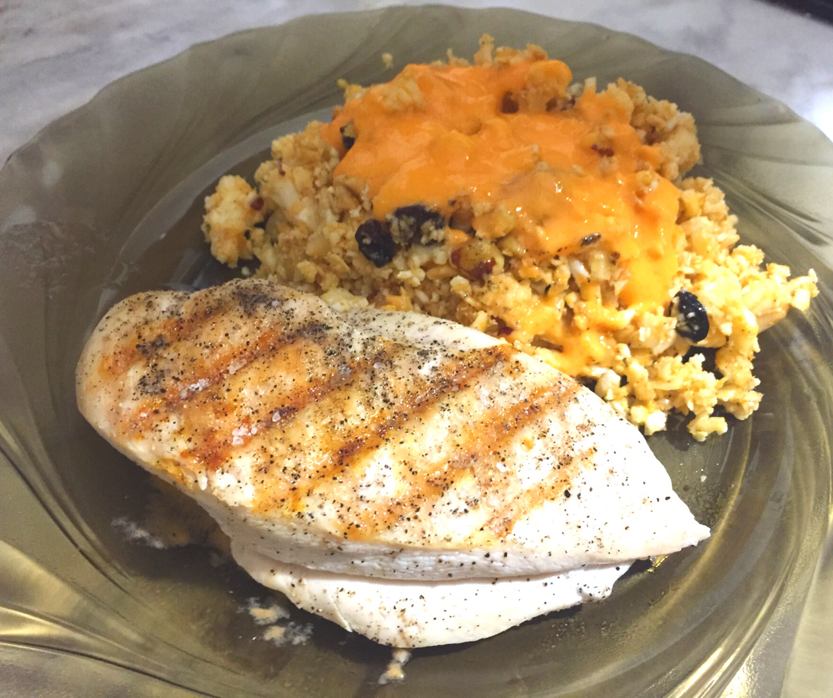 Куриная грудка на гриле с рисом из цветной капусты и острым йогуртом