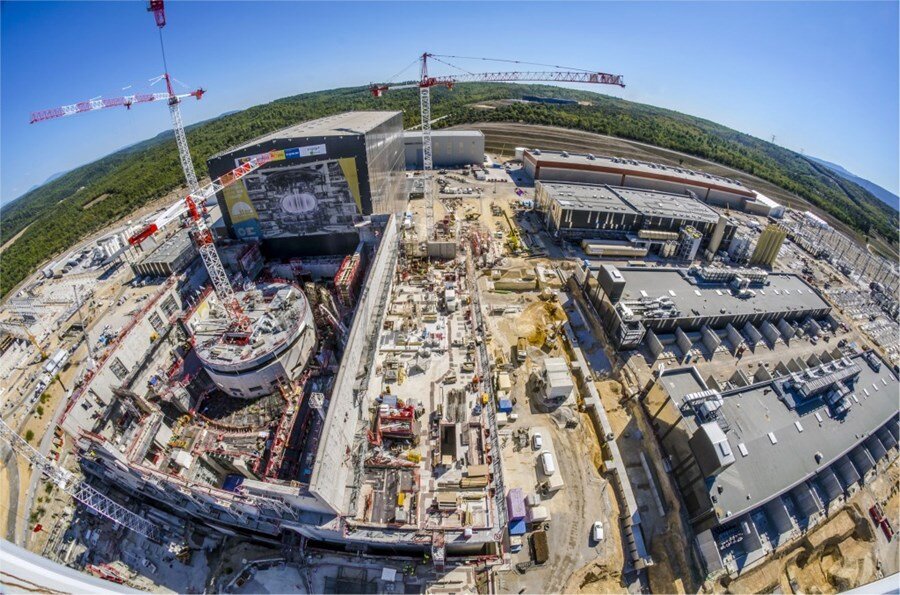 Сегодня идет активное строительство "ITER" — проекта международного экспериментального термоядерного реактора типа ТОКАМАК. Первый запуск реактора предполагают осуществить в Декабре 2025 года.