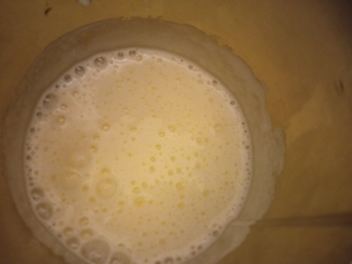 Смешиваем яйцо с сахаром до белой пены. 