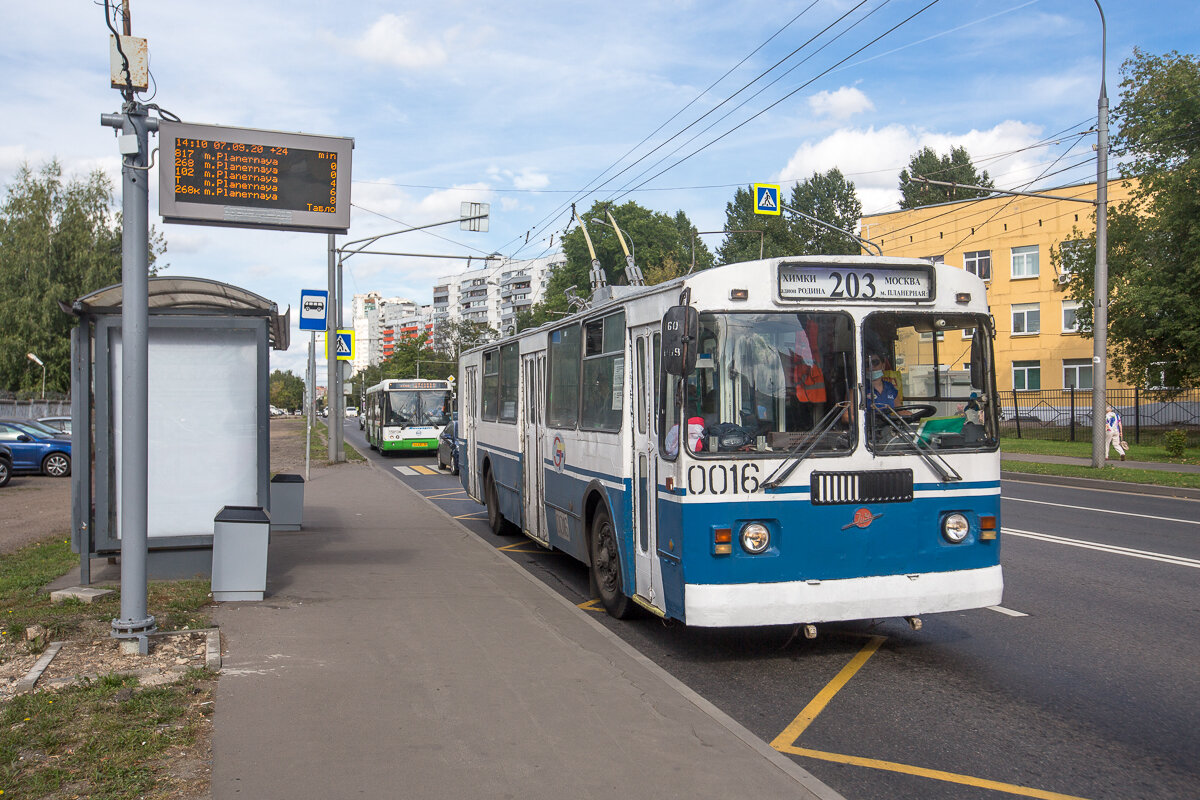 Химкинский троллейбус у метро "Планерная" в Москве (ещё 2 фото). Фото автора
