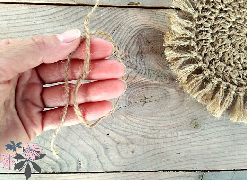 Накидываем нить на 4 пальца руки