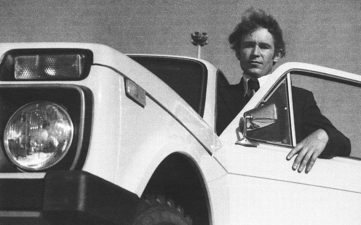 Главный дизайнер проекта ВАЗ-2121 "Нива" Валерий Сёмушкин позирует на камеру со своим первым серийным детищем