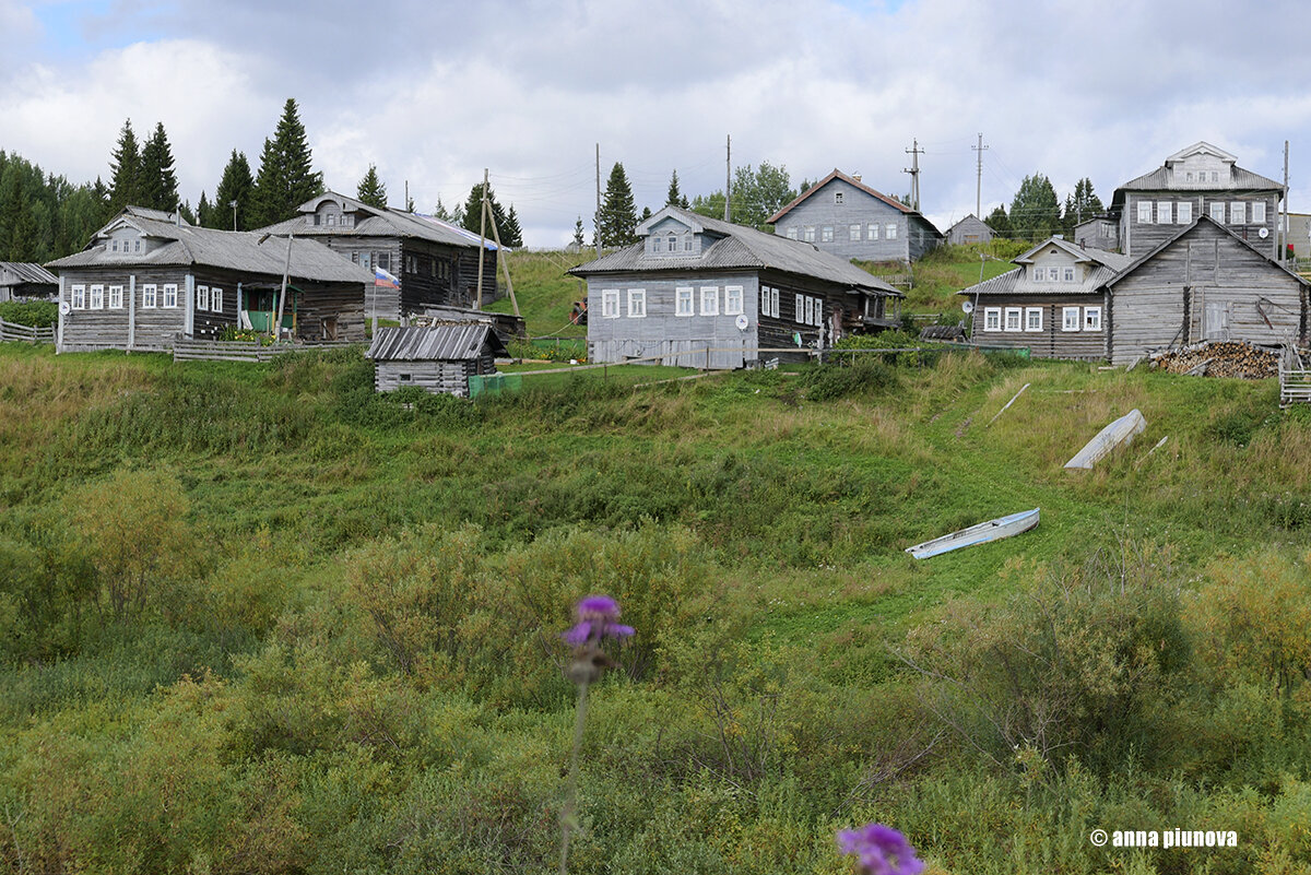 Живописная деревушка в месте впадения Тиньги в Пинегу по дороге в Мезень