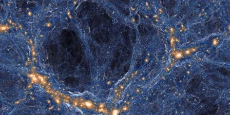 В поисках темной материи космологи создали самую детальную модель «паутины Вселенной»


Астрономы просчитали свойства самых небольших и крупных скоплений темной материи и уточнили, как она распределяется по «паутине Вселенной». Благодаря этому ученые надеются открыть излучение от распадов частиц этой паутины.Паутина Вселенной
«Наши расчеты показывают, что небольшие скопления темной материи должны очень часто встречаться во Вселенной. Сами по себе они будут оставаться абсолютно невидимыми для наших телескопов, так как звезды могут формироваться только в более крупных ее облаках, которые в миллионы раз тяжелее Солнца», – рассказал один из авторов работы, профессор Астрофизического института Общества имени Макса Планка (Германия) Саймон Уайт.В первые мгновения своего существования материя Вселенной была очень однородной и равномерно распределялась по небольшому пространству. Впоследствии, когда ее границы начали стремительно расширяться, это однообразие нарушили так называемые барионные акустические осцилляции – своеобразные отголоски Большого взрыва.Эти колебания распределили всю видимую и темную материю по расширяющимся границам мироздания довольно неравномерно, сформировав «космическую паутину» из галактик и связывающих их нитей из темной материи. Ученые надеются, что благодаря исследованию ее структуры узнают, благодаря чему барионные осцилляции возникли в первые мгновения жизни Вселенной.Профессор Уайт и его коллеги подошли к решению этой проблемы с другой стороны: они попытались вычислить свойства темной материи, которые влияют на барионные осцилляции. Для этого астрономы создали очень подробную компьютерную модель «космической паутины», которая включает не только крупные, но и небольшие скопления этой загадочной субстанции.Как правило, астрономы не учитывают их существования в своих наблюдениях и расчетах. Они считают, что одиночные скопления темной материи небольших размеров будут оставаться невидимыми для нас, так как не могут запускать процесс формирования галактик и звезд. Тем не менее эти скопления, как предположили космологи, могут достаточно сильно влиять на то, как все формы материи распределены по «паутине Вселенной» и влиять на ее структуру и эволюцию.Опираясь на это предположение, ученые просчитали структуру и свойства облаков темной материи в огромном разбросе масс, начиная с объектов размером с Землю и заканчивая крупными скоплениями галактик. Результаты этих расчетов они сопоставили с данными реальных наблюдений за распределением темной материи в окружающей Вселенной. Благодаря этому космологи уточнили многие ее свойства.Этот анализ неожиданно показал, что скопления темной материи устроены примерно одинаково, вне зависимости от их размеров. Как правило, у них сверхплотное ядро, которое окружают менее плотные скопления этой невидимой субстанции.Большая плотность ядра даже самых небольших скоплений, как отмечают Уайт и его коллеги, говорит о том, что внутри них могут происходить распады частиц темной материи – если, конечно, она нестабильна. В этом случае вспышки от этих событий могут заметить телескопы, которые работают в гамма-диапазоне.Соответственно, темную материю можно будет искать и изучать, целенаправленно отыскивая небольшие скопления темной материи, в которых нет звезд. Структуры такого рода, как предполагают исследователи, могут быть на окраинах Млечного Пути и других спиральных галактик. Поэтому они могут стать одной из главных целей для астрономов, которые изучают свойства этой загадочной субстанции, подытожили космологи.