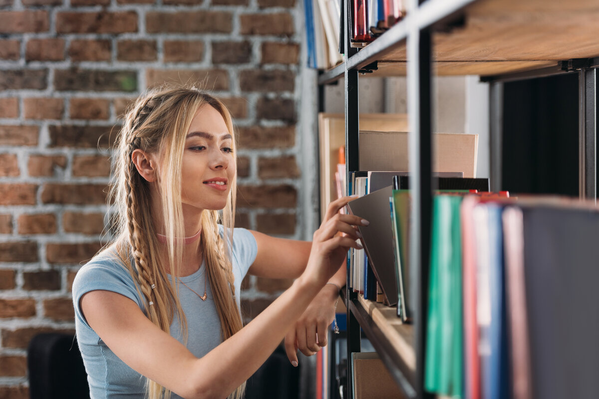 Раскрыть удобно. Женщина выбирает книгу.