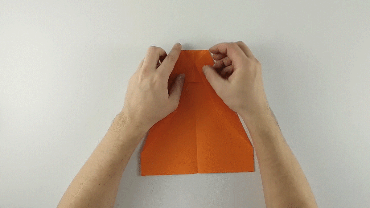 Шаг 5. Сгибаем верх так, чтобы после сгиба внизу остался 1см. 