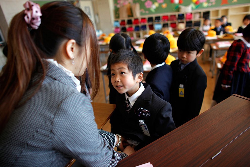 Японки школа видео. Образование в Японии начальная школа. Младшая школа в Японии. Ученики Японии. Насальнаяшкола в Японии.