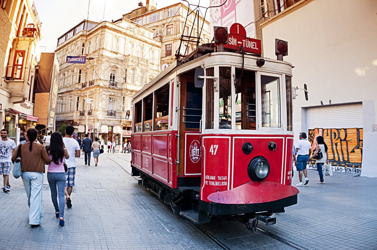 Исторический трамвай в центре Стамбула