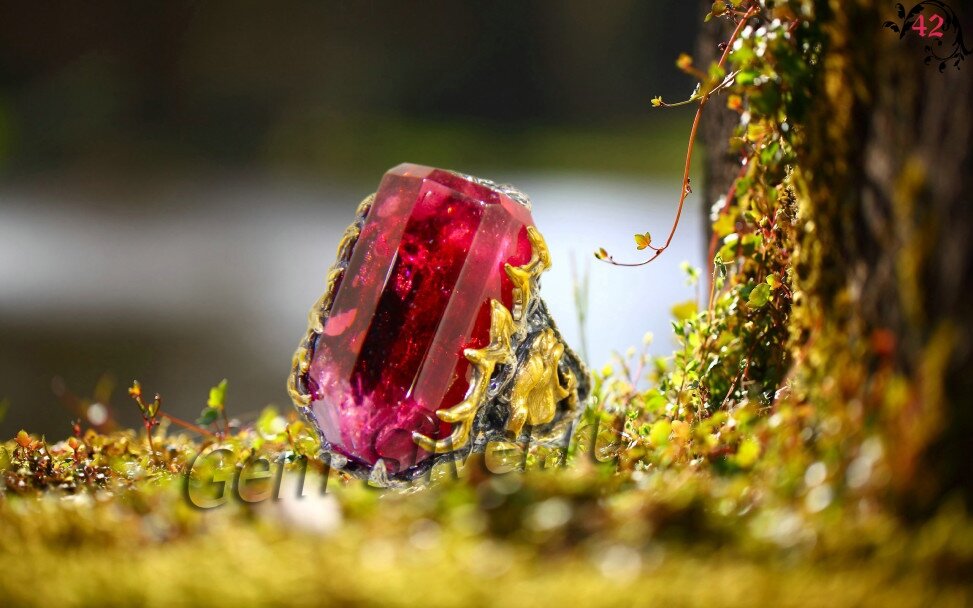 Кольцо с турмалином-рубеллитом от компании Gem Silver.