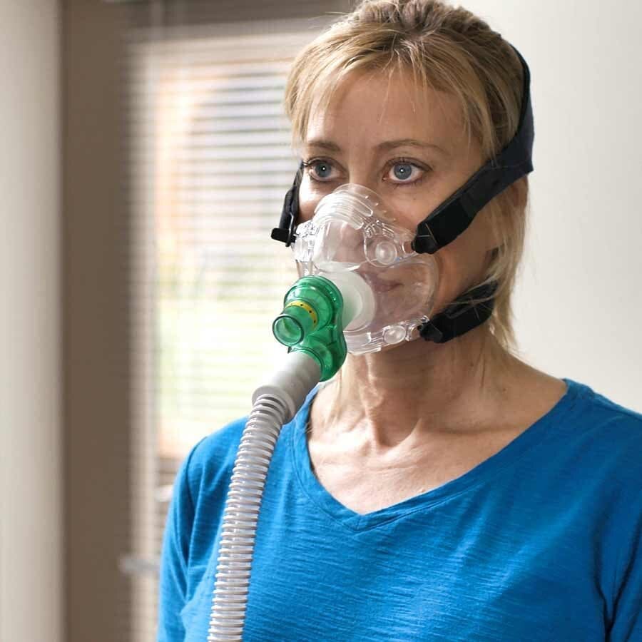 Маска для дыхания медицинская. Кислородная маска. Кислородная маска для дыхания. Ингаляция кислородом.