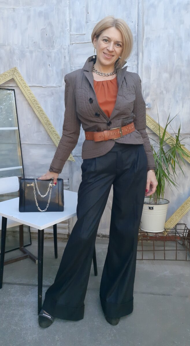 Жакет, блузка и брюки.