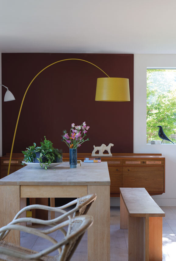 Оттенок deep reddish brown farrow and ball в сочетании с тёплыми оттенками мебели, торшера