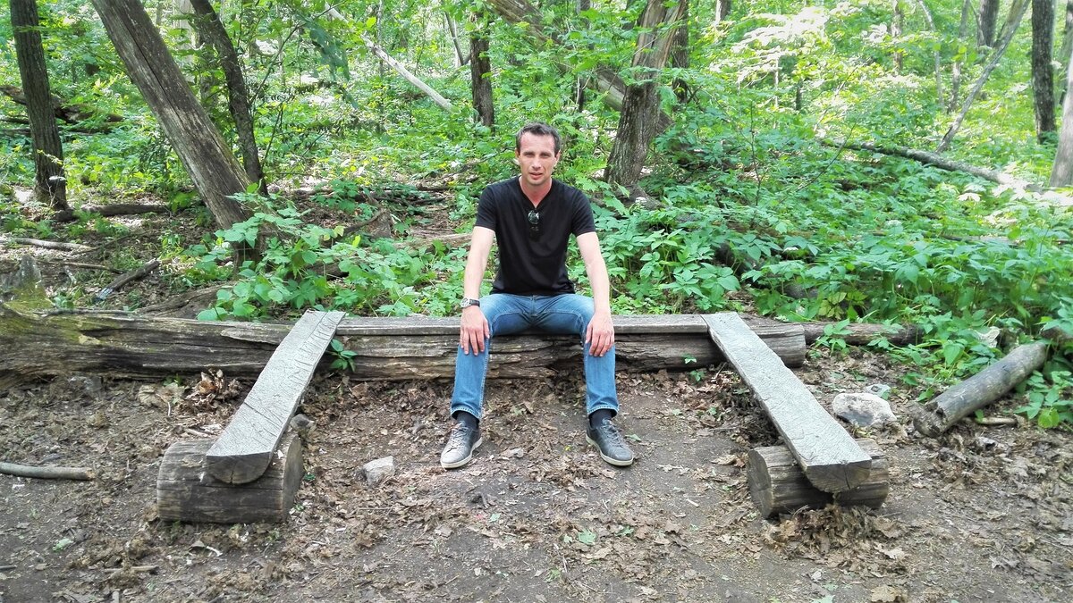 На вершине можно перевести дух вот на таких лавочках. Особого вида здесь нет из-за высоких кустов деревьев