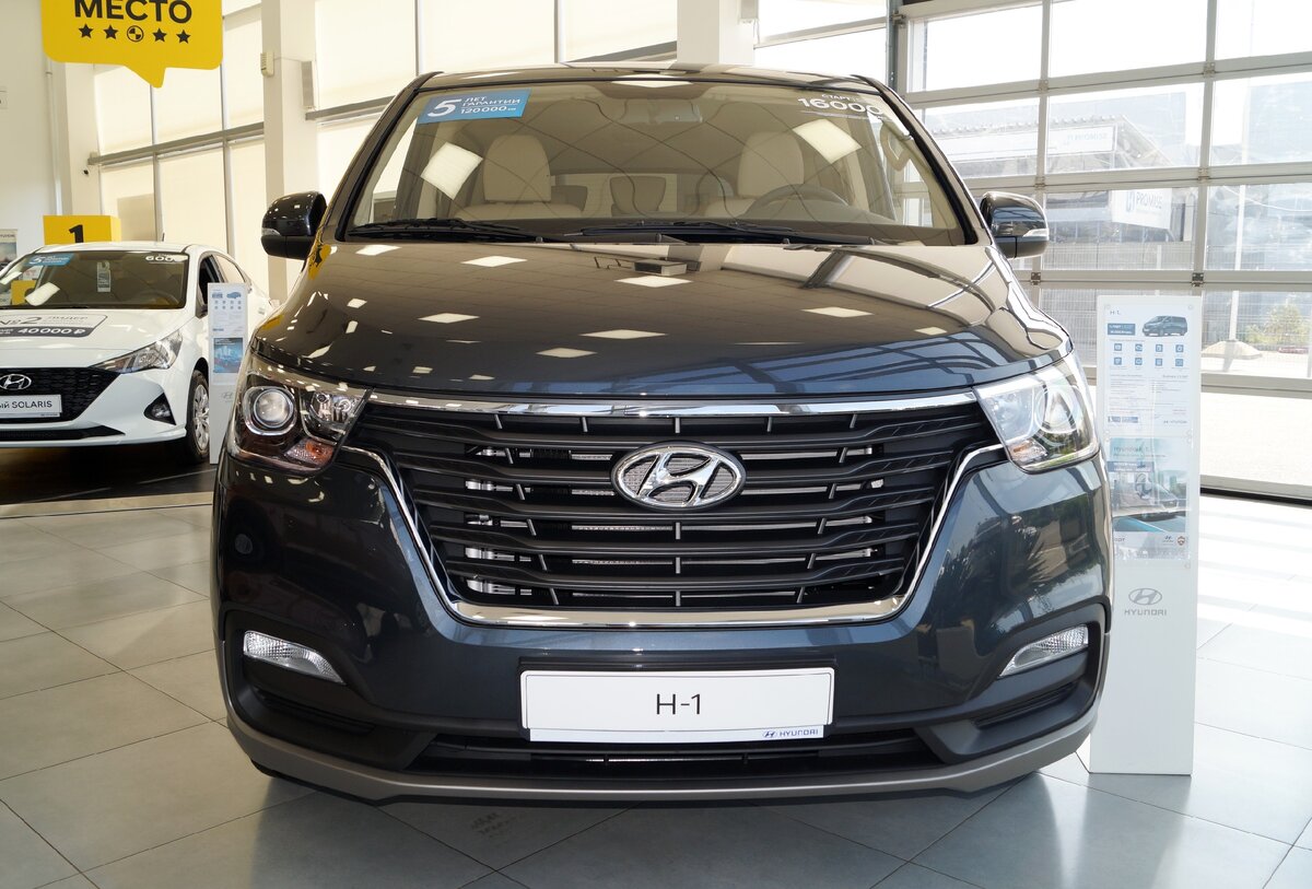 Вид спереди автомобиля Hyundai H-1 2020 года выпуска