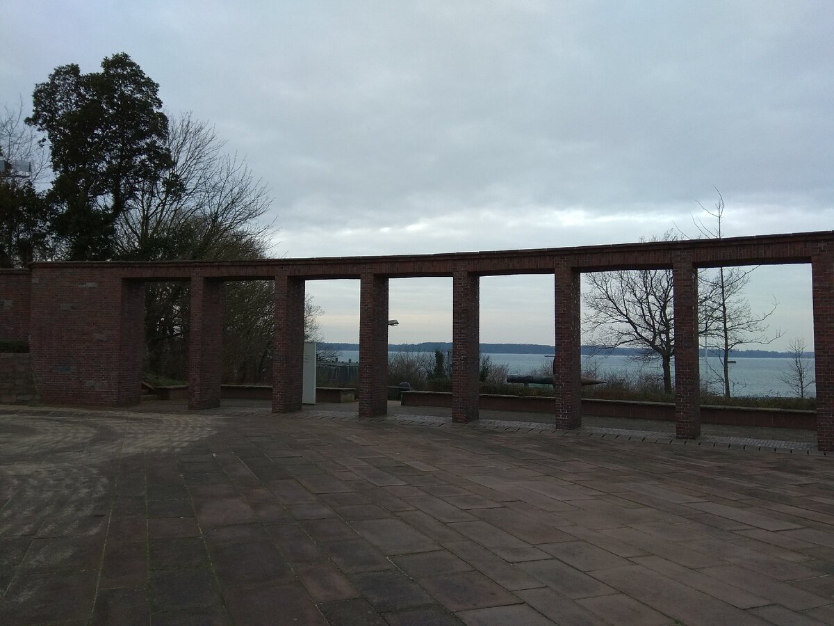 Фото  бухты  Килер-фёрде с территории  мемориала