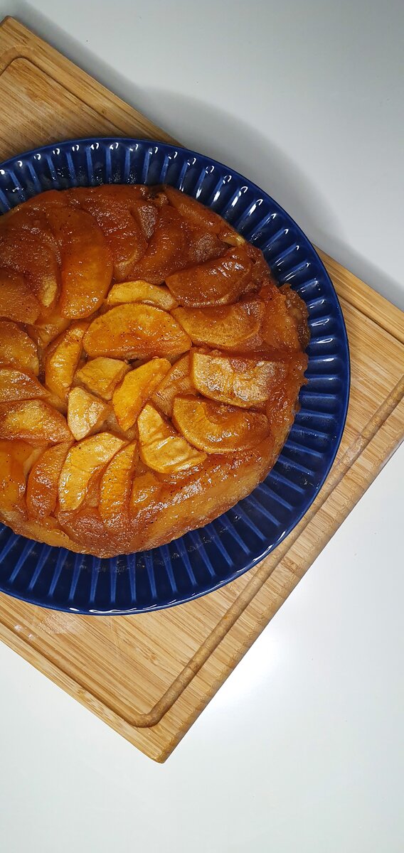 пирог перевертыш , время приготовления до 1 часа. Вам понадобится 1 кг яблок , сладкие будут лучше всего . 80 гр сливочного масла 
160 гр сахара 
щепотка корицы 
упаковка слоёного теста (я беру Бабушка Аня дрожжевое)