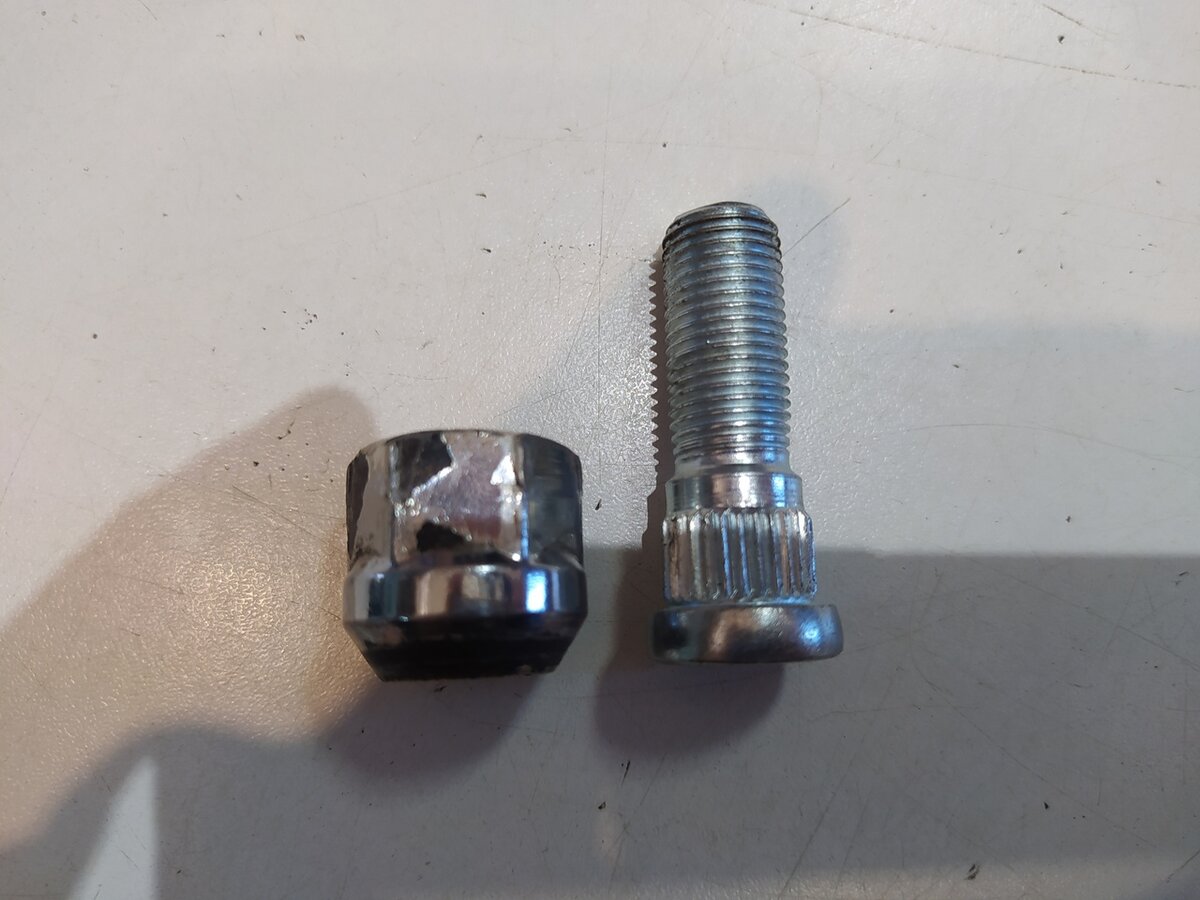 Шпилька и гайка от Нивы