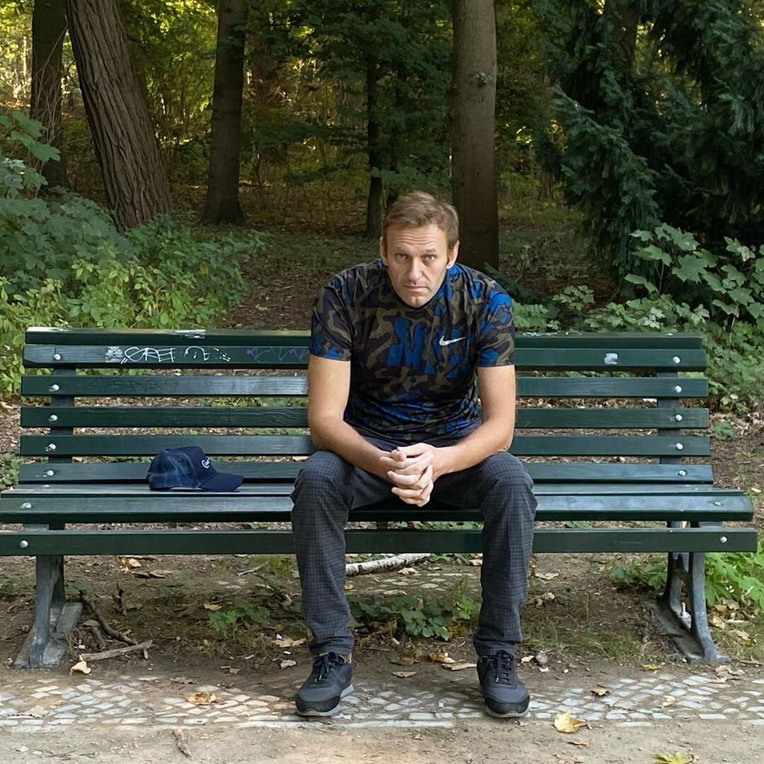 Пока он постит в инстаграме. Фото из инстаграма Алексея Навального. Германия, осень, выздоравливает. Может фотограф агент ЦРУ?