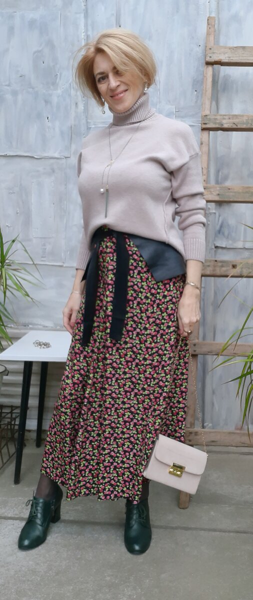 Свитер, баска и юбка.