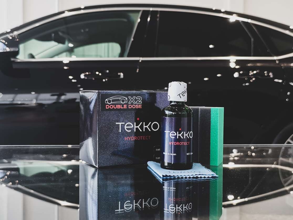 В состав керамического покрытия TEKKO Hydrotect входит кремнийорганический лак, полисилоксаны и соединения титана, что придает глубину цвета, яркий блеск и сохраняет безукоризненный вид надолго. Керамическое покрытие не истирается на мойках, устойчиво к химическим реагентам и воздействию солнечных лучей. Защищает поверхность автомобиля от воздействий окружающей среды, сложных погодных условий, мелких царапин. Обладает эффектом самоочищения и гидрофобными свойствами.