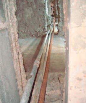 Трубопроводы водоснабжения закреплены не по всей длине