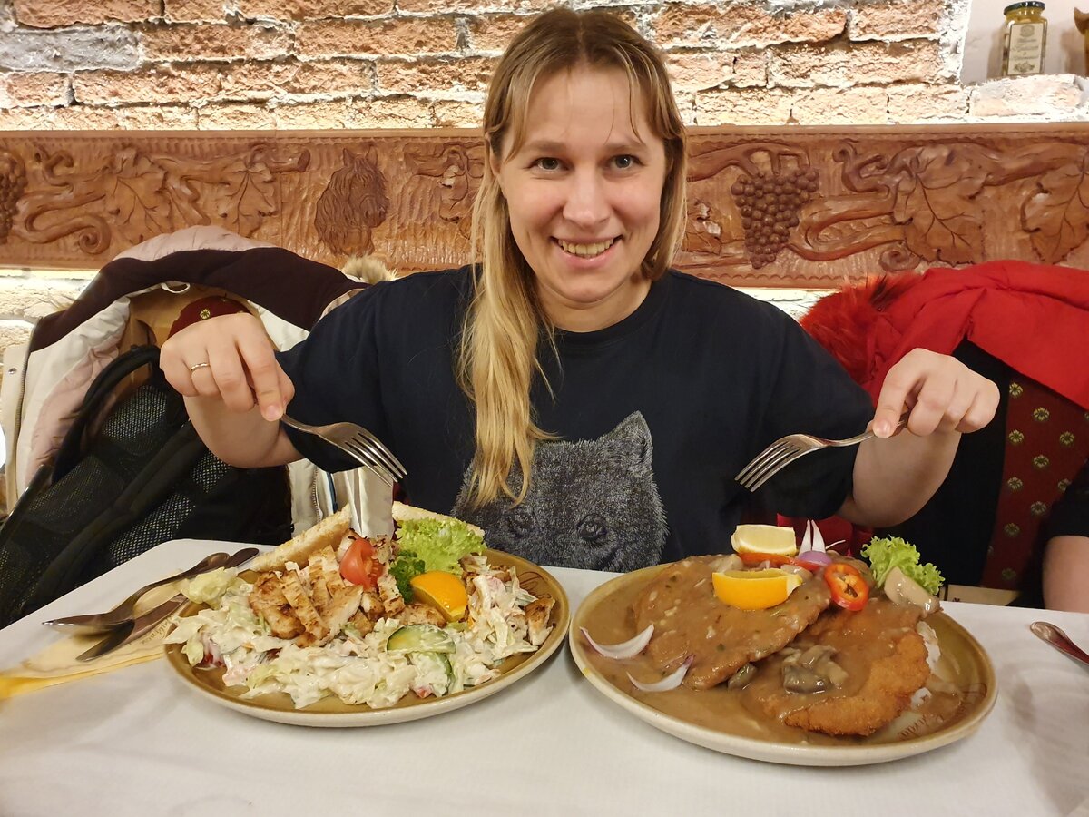 Это не хурма, конечно)) Зато в венгерском ресторанчике вы голодными точно не останетесь! Никогда не заказывайте 2 блюда)))