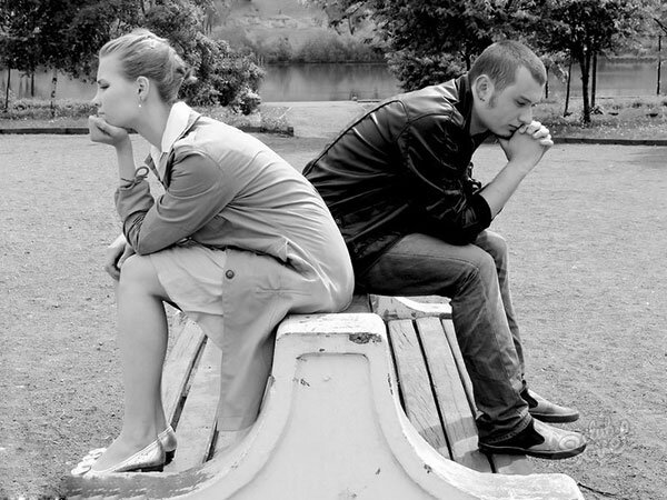 Источник: https://xn----7sbbagubyp7a5aeof2qc.xn--p1ai/ljubov-ushla-i-my-drug-drugu-kak-sosedi-pochemu-suprugi-vdrug-stanovyatsya-chuzhimi/