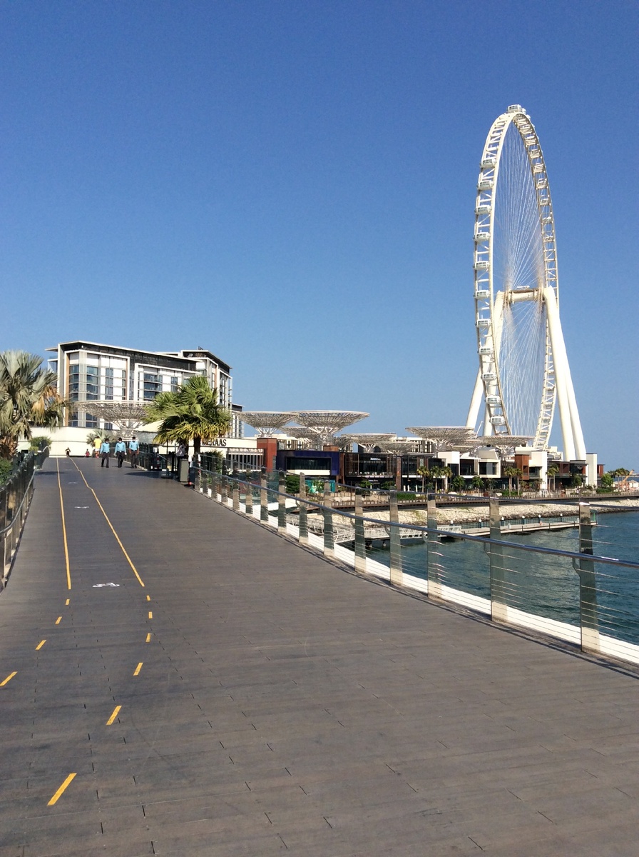 Мост, соединяет остров «Blue Waters» и район JBR. (очень удобно)