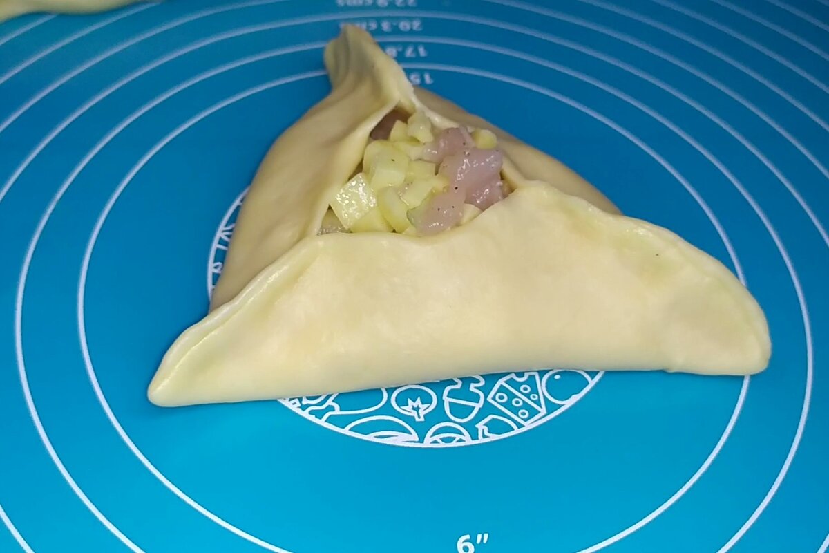 Курник рецепт с курицей песочное тесто. Курник из песочного теста. Курник с песочным тестом. Курник из песочного теста с курицей и картошкой. Курник упакованный.