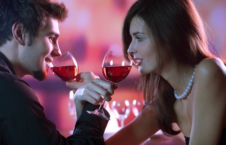 Пить на брудершафт

Вообще, такой способ употребления алкоголя символизирует образование дружеских или даже романтичных отношений между людьми. Помните, что, выпив с кем-либо на брудершафт, вы смело можете переходить на "ты". 

Самая частая ошибка - все забывают про поцелуй после. Скажу так, если вы таким образом устанавливаете с кем-либо братские отношения, то после опустошения бокалов необходимо завершить «ритуал» невинным поцелуем. Без пошлости - традиция, да ещё и древняя. 

Если же вы решили выпить на брудершафт с целью романтической, помните, что она (цель) подразумевает поцелуй "по-взрослому". Собственно, ради такого поцелуя он чаще всего и затевается.

Главное правильно угадывайте намерения человека, предложившего вам выпить на брудершафт, чтобы не попасть в двусмысленную ситуацию.