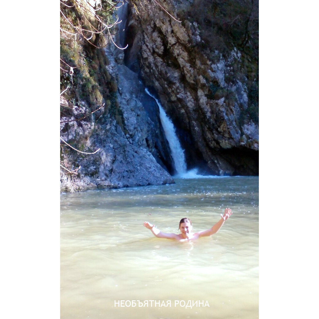 В апреле в сочи купаются. Агурские водопады купание. Купаться в водопаде. Купание в сочинских водопадах. Агурские водопады купаются.