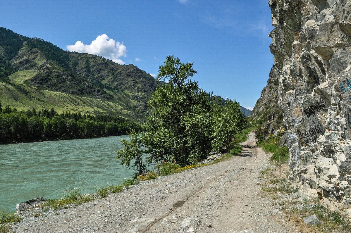 ну как же без надписей на скалах!Вандалы...