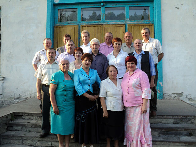 Наш класс на очередной встрече одноклассников в 2011 году.  Фото из личного архива.