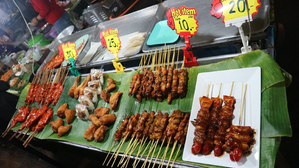 Шашлычки из разнообразных продуктов. Ночной рынок Краби Таун, Таиланд 1THB=2,5РУБ (фото автора)