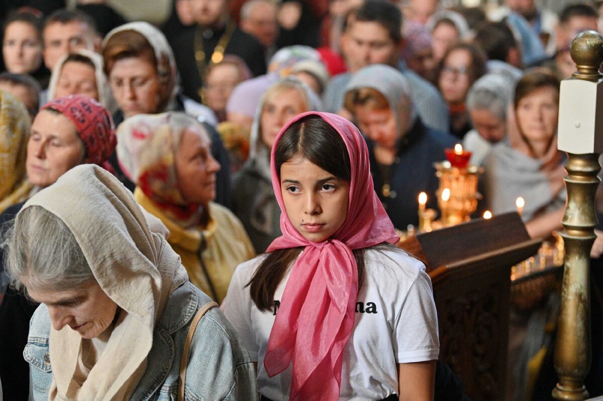 В храме и думается, и дышится легче… Источник: https://foto.patriarchia.ru/news/patriarshee-sluzhenie-v-prazdnik-donskoy-ikony-bozhiey-materi-v-donskom-monastyre-khirotoniya-arkhimandrita-ignatiya-golinchenko-vo-episkopa-eniseyskogo-2019-09-01/