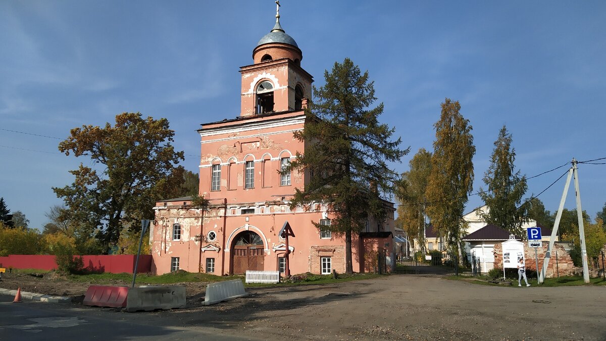 Колокольня Введенского монастыря построена в 1834-1836 годах.